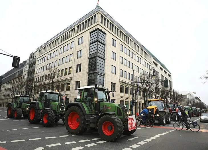 Almanya’da çiftçiler hükümetin tarım politikalarını protesto etti