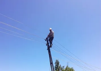 Çıktığı elektrik direğinde mahsur kaldı