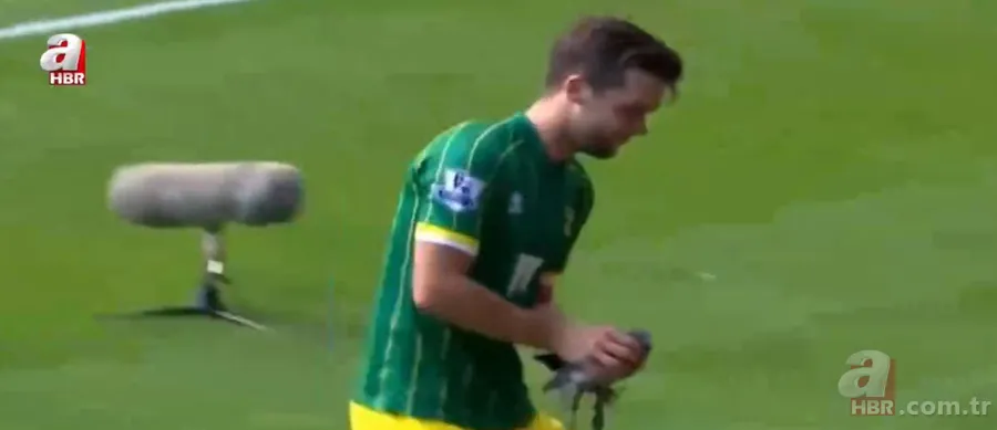 Futbolcular neye uğradıklarını şaşırdı! Futbol sahasını bastılar 1