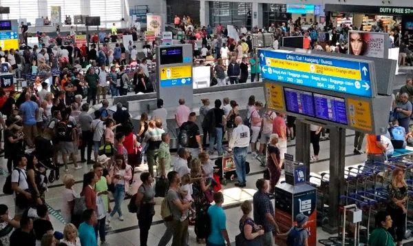 Antalya Havalimanı bayramın ilk günü 1034 uçak trafiğiyle rekor tazeledi - 2