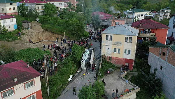 trabzonda-yolcu-otobusu-sarampole-devrildi-cok-sayida-olu-ve-yarali-var-1683218588326.jpg Trabzon'da yolcu otobüsü şarampole devrildi! Çok sayıda ölü ve yaralı var... - 2