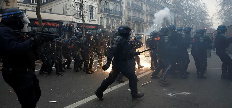 Paris ve Londra alev alev! Binlerce kişi protesto için sokaklara indi! Hedeflerinde emeklilik reformu ve maaş artışı var...