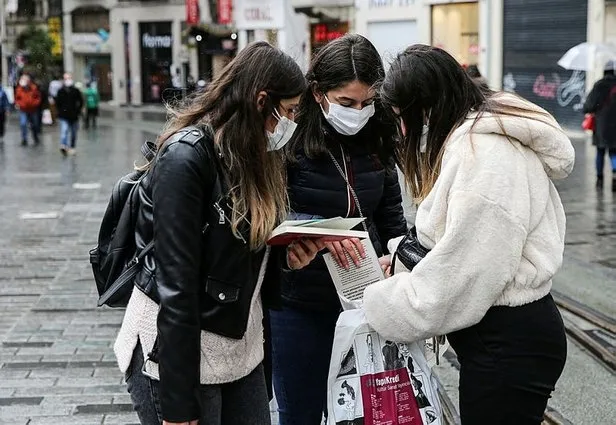 Taksim'de akılalmaz manzara! Yasağa uydular ama... - 2