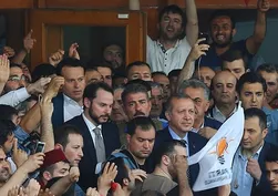 15 Temmuz'da neler yaşandı? Berat Albayrak o geceyi anlattı: "Uçağımızdaki iki pilottan biri FETÖ'cüydü"