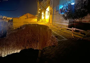 Gece yarısı halk sokağa döküldü! Dev çukur oluştu! Çok sayıda kişi evinden tahliye edildi