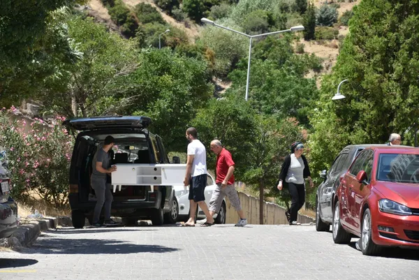 CHP’li Tunç Soyer’e depremzedelerden tepkiler çığ gibi: İşgalci değil depremzedeyiz