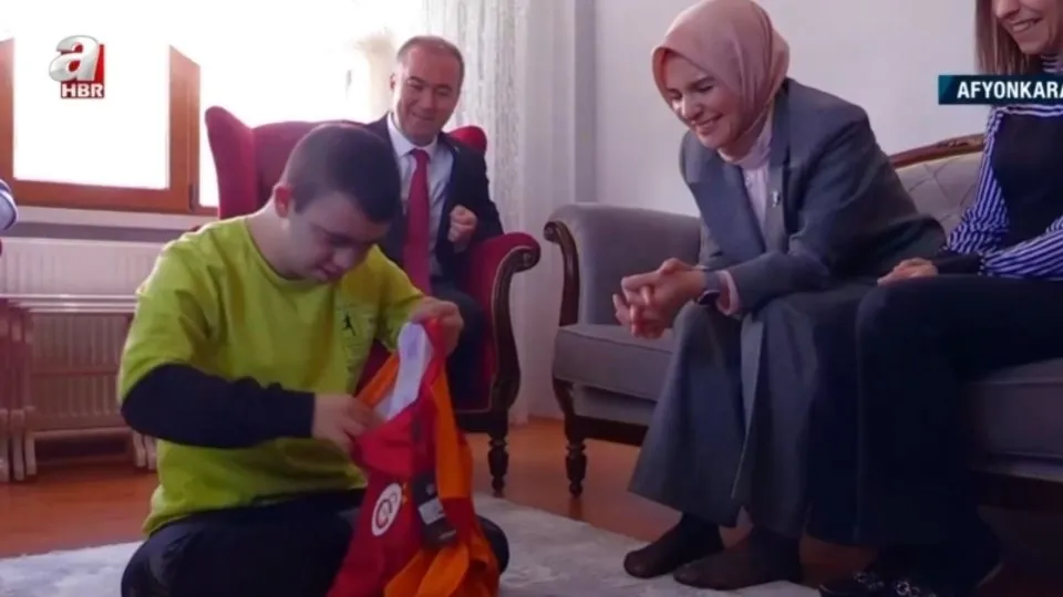 Aile Bakanı Göktaş down sendromlu Berke’ye forma hediye etti!