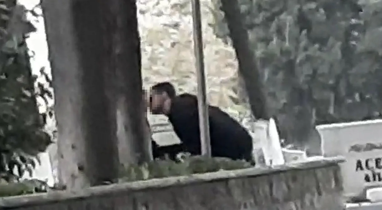 Çevredeki insanlara aldırış etmediler! Edirnekapı Şehitliği'nde büyük saygısızlık