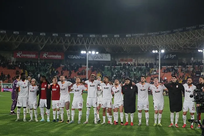 1741585595901.jpeg Galatasaraylı futbolcular maçın ardından galibiyeti böyle kutladı. (AA)