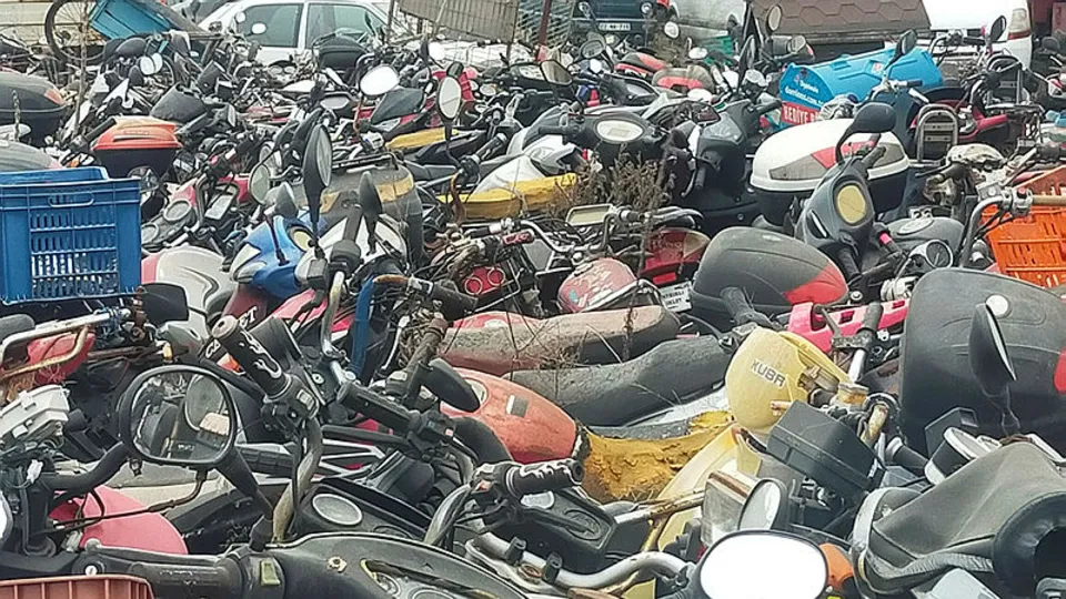 Milyonluk servet otoparkta çürüyor! Yıllardır bekliyorlar