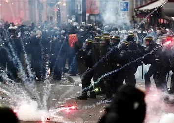 Paris'te polisin attığı gaz kapsülü AA foto muhabirini yaraladı