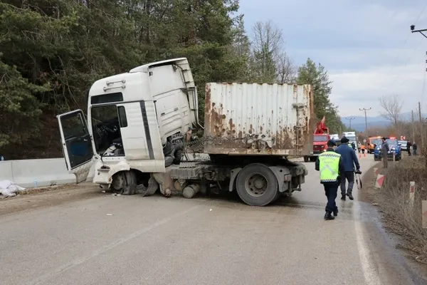 Beton bariyerlere çarpan TIR yolunu kapattı! Bolu Abant yolunda feci kaza - 2