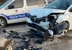 Kavşakta otomobiller çarpıştı: 4 yaralı