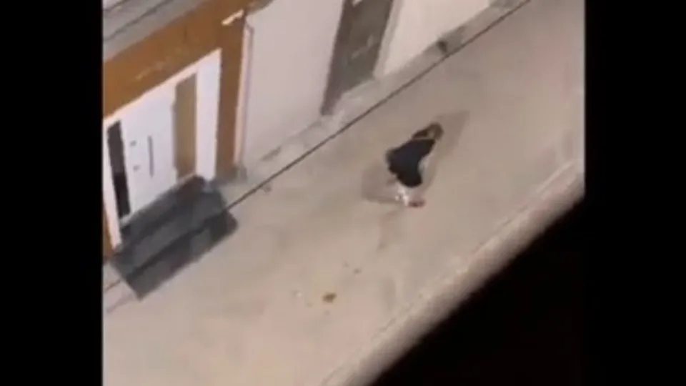 Kocaeli’de sokak ortasında rezalet görüntü! Tuvaletini yapıp hiçbir şey olmamış gibi yoluna devam etti