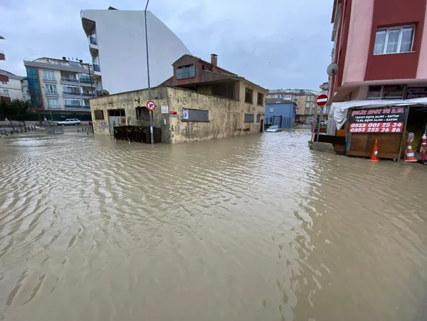 Büyükçekmece'de rögarlar taştı sokaklar su altında kaldı! Altyapı nasıl çöktü? - 2
