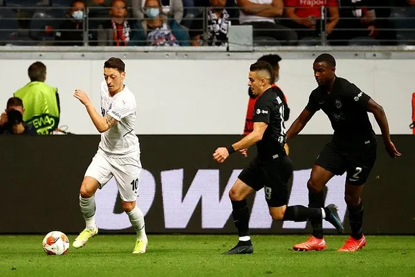 eintracht-frankfurt-fenerbahce-macinda-skandal-alman-taraftarlar-mesut-ozile-yabanci-madde-firlatti-1631824206819.jpeg Frankfurt - Fenerbahçe mücadelesinde Almanlar Mesut Özil'e yabancı madde fırlattı - 2