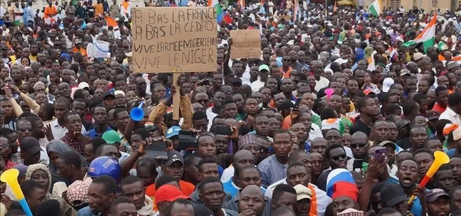 Sömürgeciler dökülüyor! Fransa Nijer’den büyükelçisini ve askerlerini çekiyor