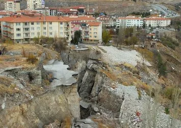 Bir mahalle diken üstünde! Ankara’da heyelan riski