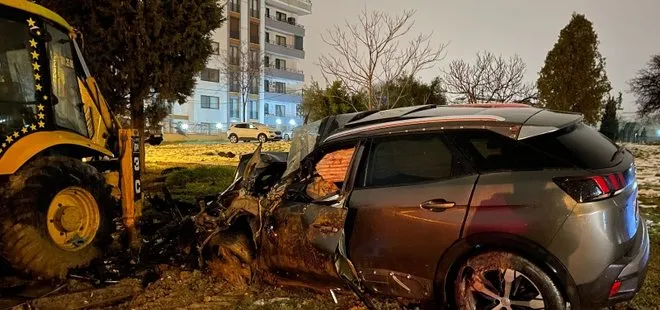 İstanbul’da otomobil iş makinesine çarptı! Sürücü şoka girdi: Keşke ben ölseydim