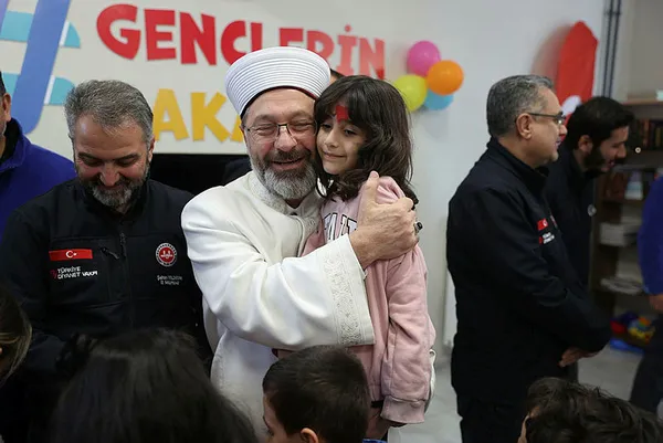 diyanet-isleri-baskani-erbas-haci-bayram-camiinde-depremzedelerle-bir-araya-geldi-1677824589453.jpg Diyanet İşleri Başkanı Ali Erbaş Hacı Bayram Camii'nde depremzedelerle bir araya geldi - 1