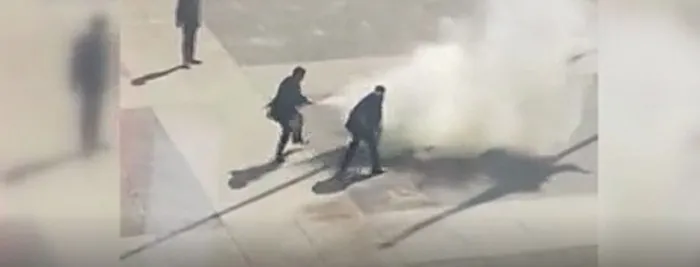 Uruguay Devlet Başkanlığı binası önünde korkunç olay! Kendisini böyle ateşe verdi