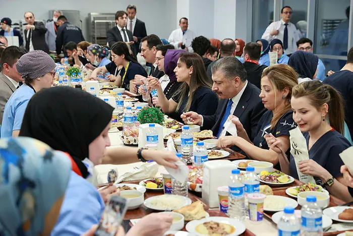 Bakan Fahrettin Koca, Sakarya’da sağlık çalışanlarıyla iftar yaptı - 2