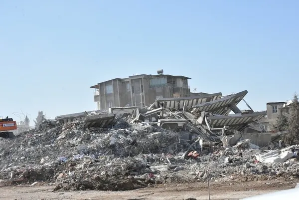 1677141842150.jpg Depreme Adıyaman’da yakalanan ailenin yaşadıkları dehşete düşürdü: Ayağımı çektiğimde parmaklarımın hepsi kopmuştu! - 7