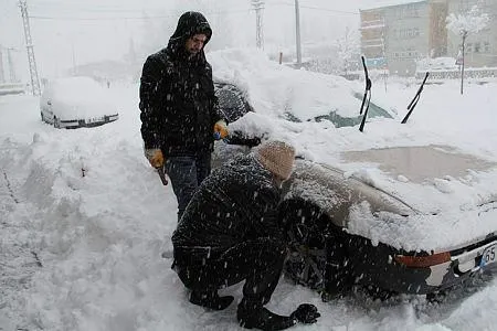 Kar yolları kapattı! Elektrikler kesildi, su şebekeleri dondu, okullar tatil - 8