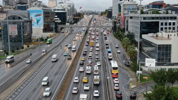 Son dakika: İstanbul’da sağanak etkili oldu trafik kilitlendi!