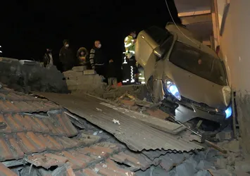 Kırıkkale'de otomobil apartmana daldı! Mahalleli "deprem oldu" sandı