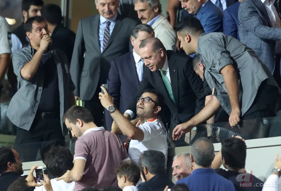 Cumhurbaşkanı Recep Tayyip Erdoğan tribünde maçı takip etti 2