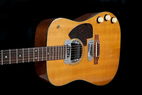 Nirvana'nın solisti Kurt Cobain'in gitarına rekor fiyat - 2