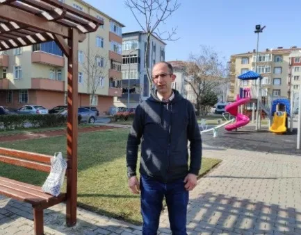 insanlik-olmemis-dedirten-davranis-parkta-buldugu-135-bin-tlyi-polise-verdi-1644223838412.jpg ‘İnsanlık ölmemiş’ dedirten davranış! Parkta bulduğu 135 bin TL’yi polise verdi - 3