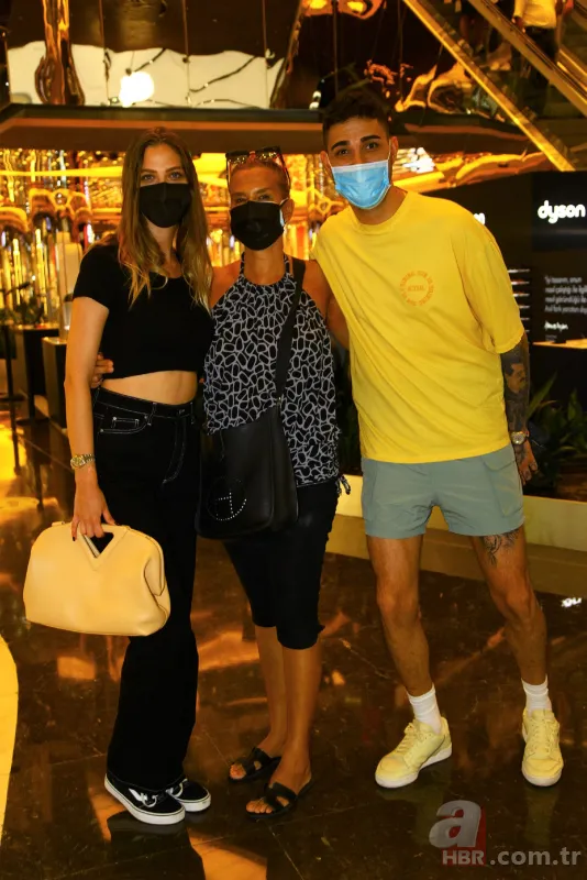 İbrahim Tatlıses'in Yasemin Şefkatli’ye taktığı takının fiyatı dudak uçuklattı 8