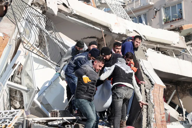 Depremden saatler sonra mucize kurtuluşlar! Umutlu bekleyişler sürüyor 3