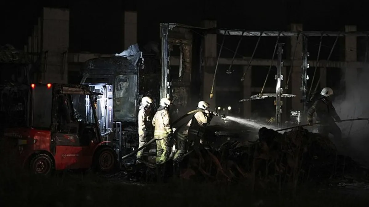 Gece saatlerinde itfaiyeyi alarma geçiren yangın! Küle döndüler