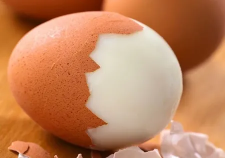 Meğer yöntemi çok basitmiş! Haşlanmış yumurta tek seferde soyulacak...