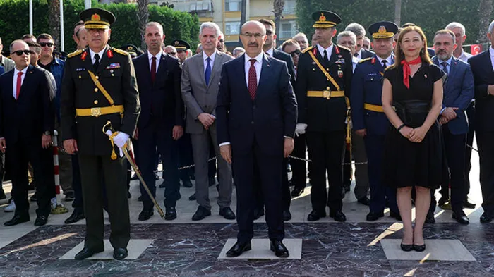 Adana'da Zafer Bayramı töreninde çelenk krizi! CHP'li başkan geç kalınca... - 1
