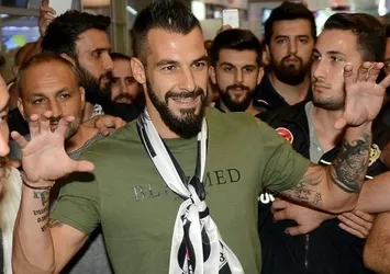 Beşiktaş'ın yeni transferi Negredo imzayı attı