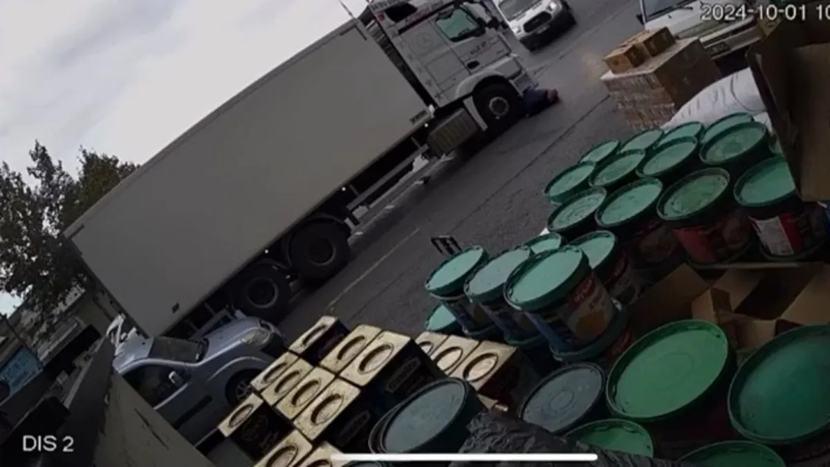 Yolun karşısına geçerken üzerinden kamyon geçti! O anlar kamerada