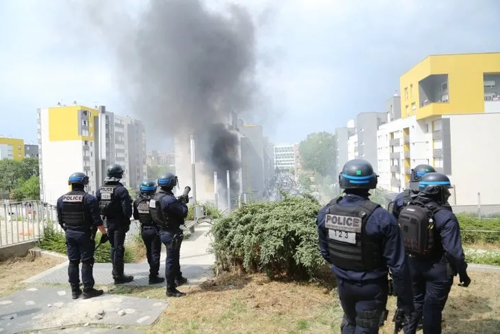 Fransa'da büyük isyan! Araçları alev topuna çevirdiler! 5 günlük sokağa çıkma yasağı