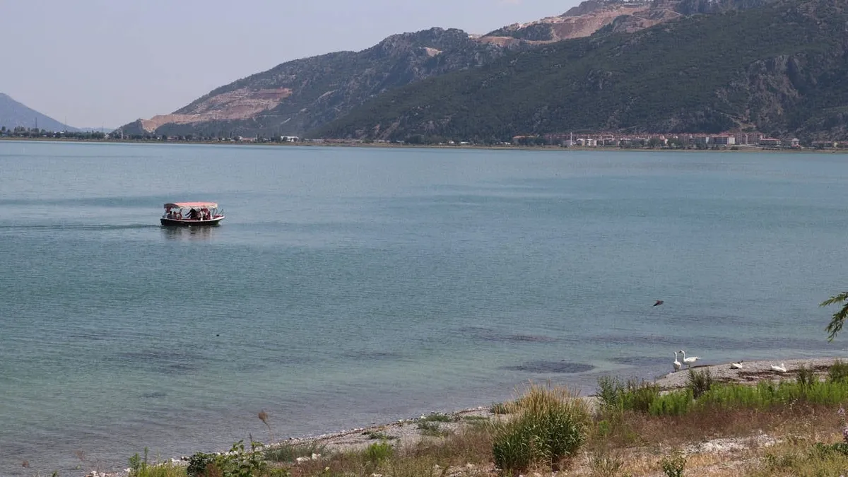 Kuraklığın etkisiyle su seviyesi düşen Eğirdir Gölü dronla görüntülendi