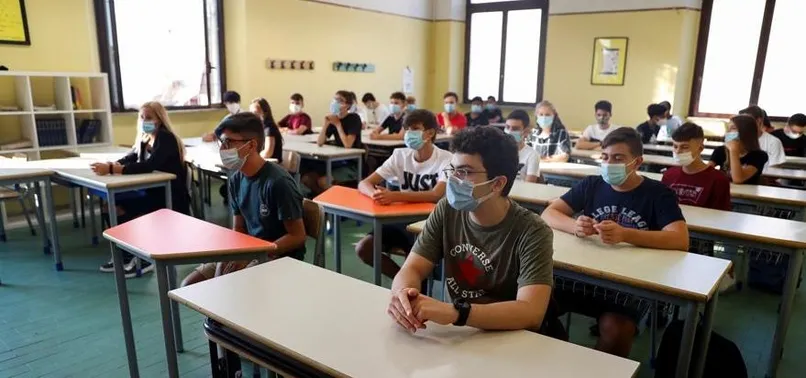 Yunanistan'dan flaş karar:Yüz yüze eğitim başladı! Pencereler açık kalacak üşüyen çocuk battaniyeye sarılacak