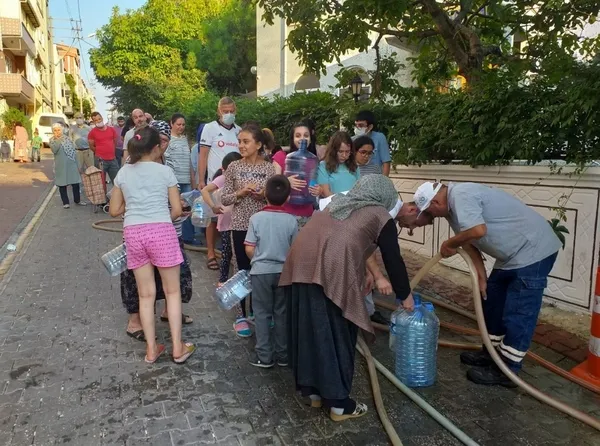 CHP'li Çorlu Belediyesi vatandaşı isyan ettirdi! Vatandaş bidon ile su kuyruğuna girdi - 5