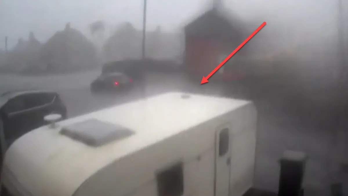 Fırtına karavanı böyle devirdi