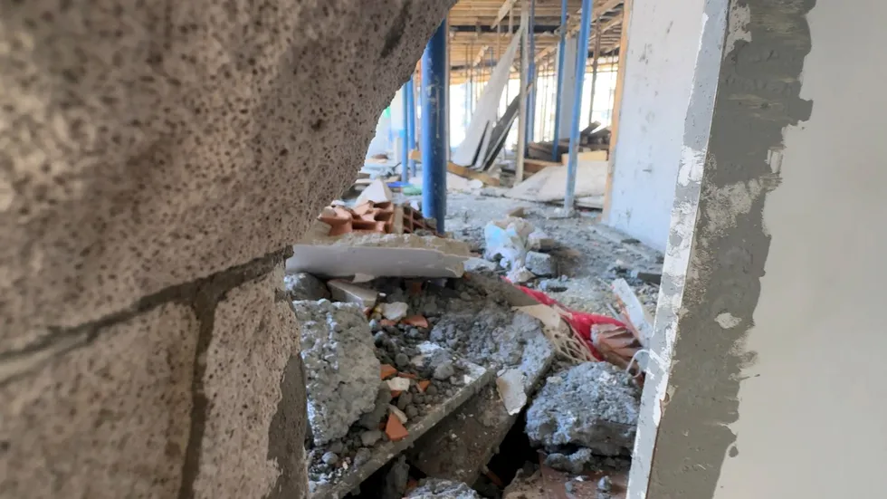 Komşu inşaattan gelen beton kabusu! Duvar delindi, salon kullanılamaz hale geldi - 1
