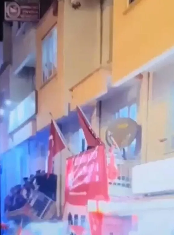 Denizli'de CHP binasının balkonu çöktü! Acı haber! Eski yönetin kurulu üyesi öldü - 2