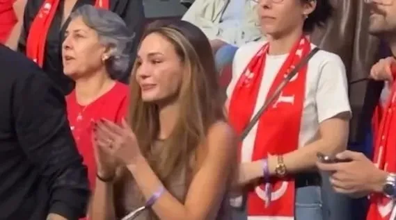 12-dev-adamin-esleri-arasinda-siki-dostluk-1757568491655.jpeg Kaynak: Sosyal medya