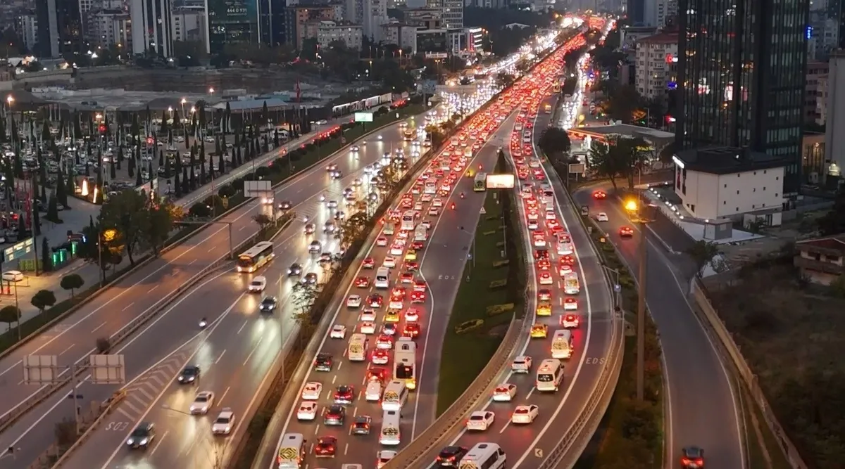 istanbul-trafigini-saganak-vurdu-yogunluk-giderek-artiyor-1791900548930.jpeg İstanbul trafiğinde yağmur alarmı! Yoğunluk yüzde 89'a ulaştı: Galatasaray-Barcelona maçı öncesi kritik uyarı - 1