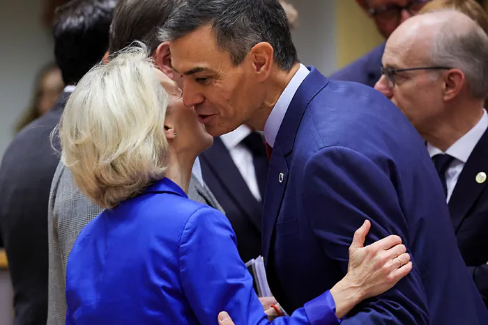 brukselde-ab-liderler-zirvesi-dogu-kanadina-dron-duvari-1761212945835.jpg Avrupa Parlamentosu Başkanı ursula Von der Leyen ve İspanya Başbakanı Pedro Sanchez (REUTERS)